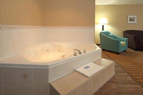 holiday inn express and suites vernon by ihg