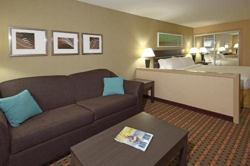 holiday inn express and suites vernon by ihg