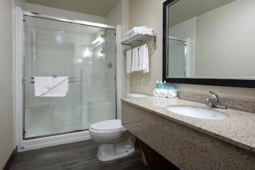 holiday inn express and suites vernon by ihg