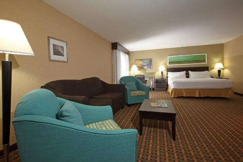 holiday inn express and suites vernon by ihg