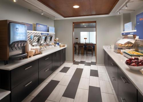 holiday inn express and suites olive branch by ihg