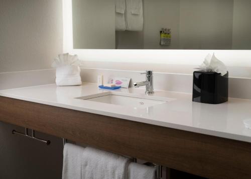 holiday inn express and suites olive branch by ihg