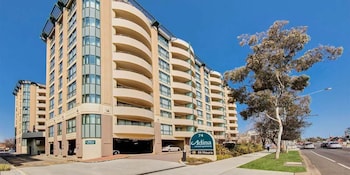 adina serviced apartments canberra james court