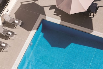 adina serviced apartments canberra james court