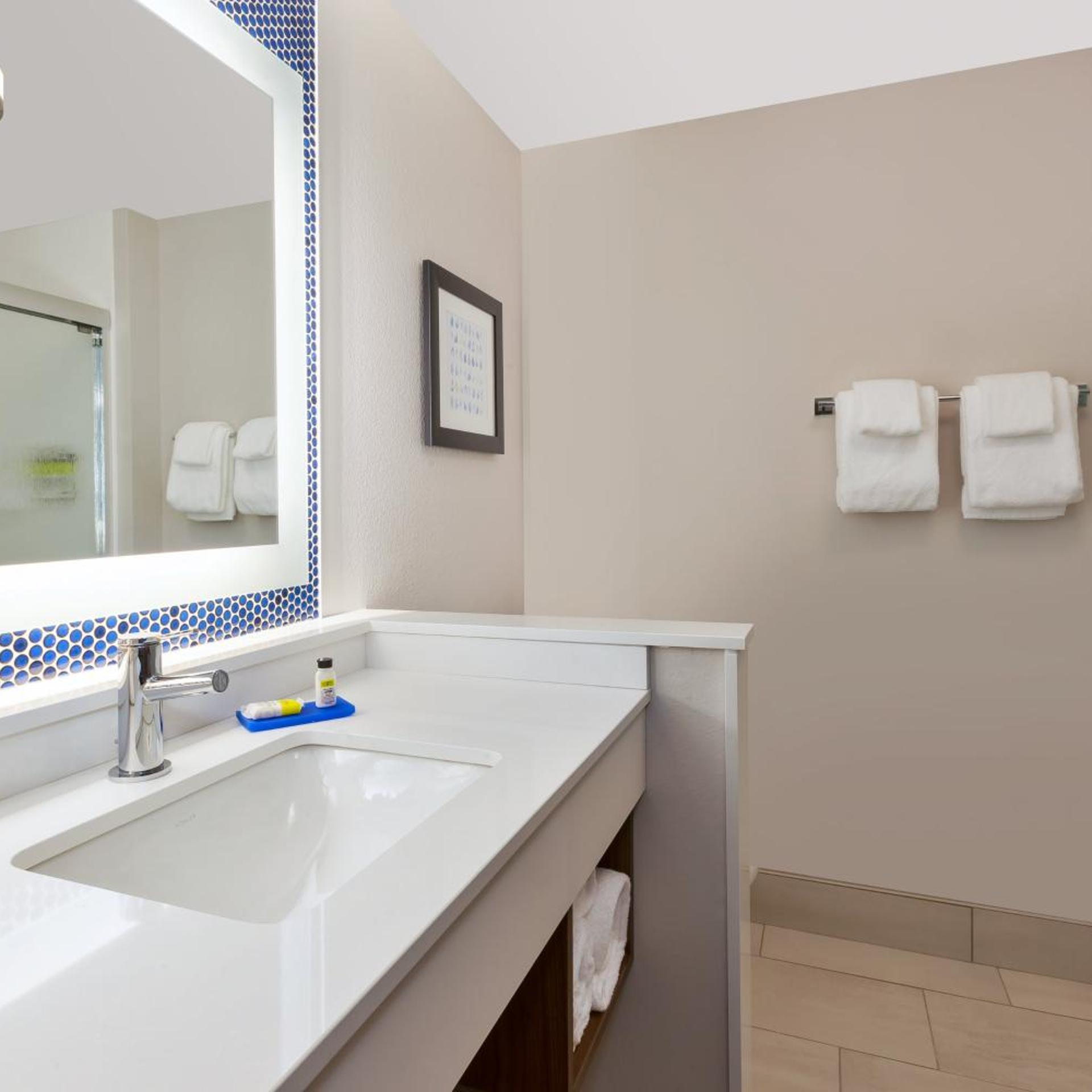 holiday inn express and suites eau claire west i 94