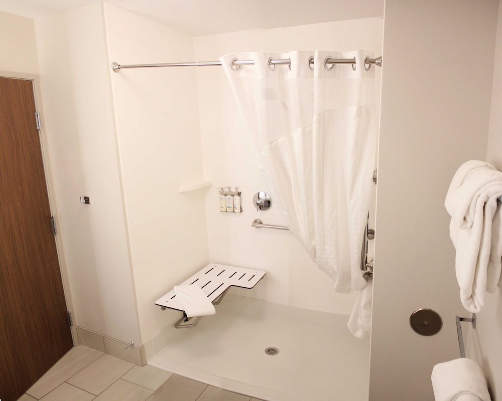 holiday inn express and suites eau claire west i 94