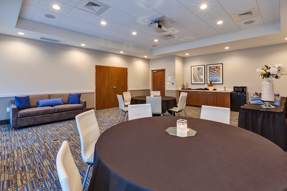 holiday inn express and suites eau claire west i 94