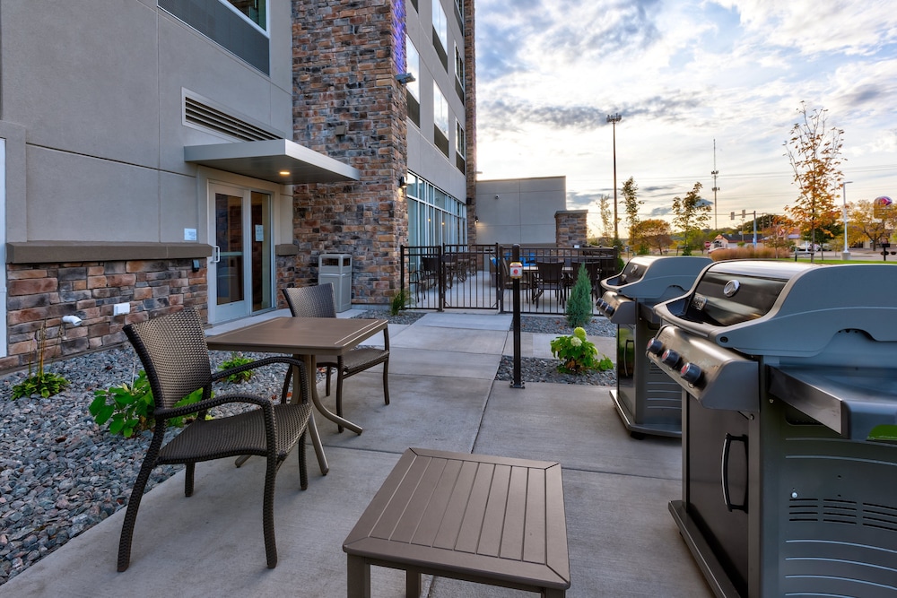 holiday inn express and suites eau claire west i 94