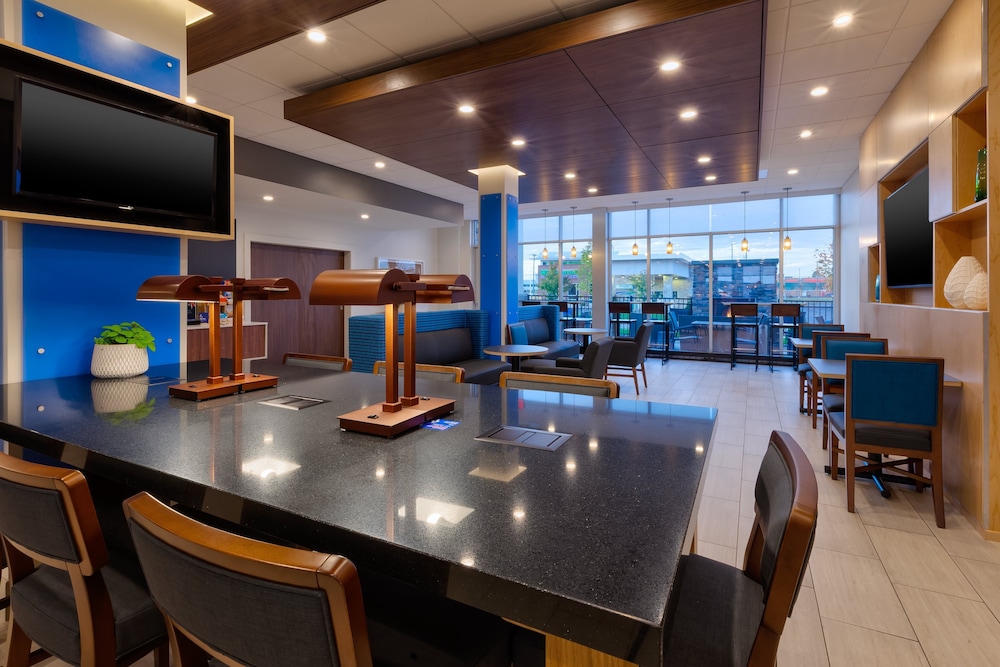 holiday inn express and suites eau claire west i 94