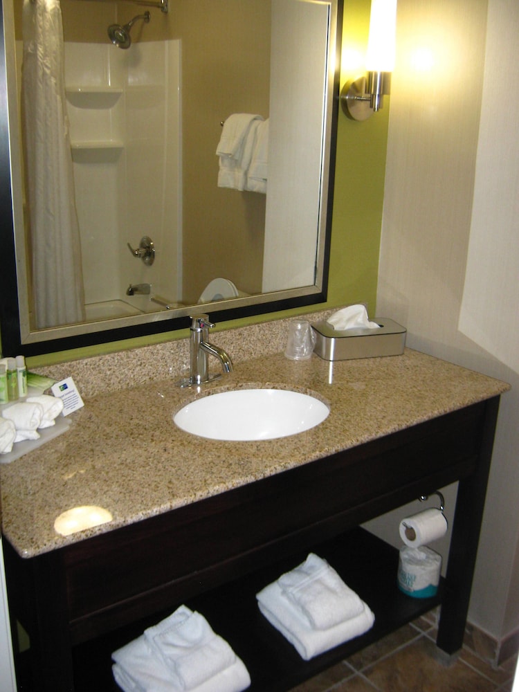 holiday inn express and suites north lima by ihg