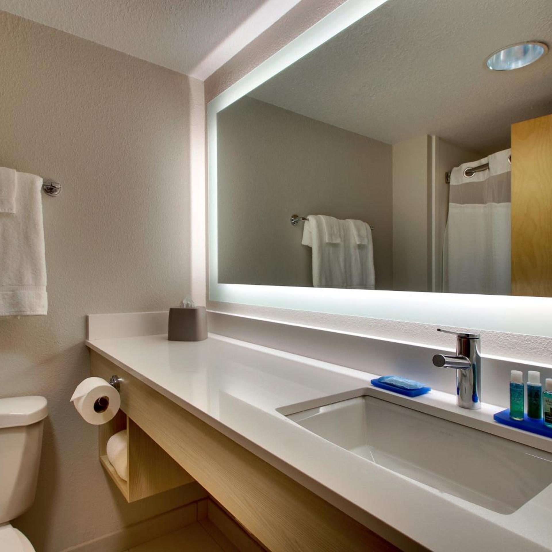 holiday inn express and suites cedar rapids i 380