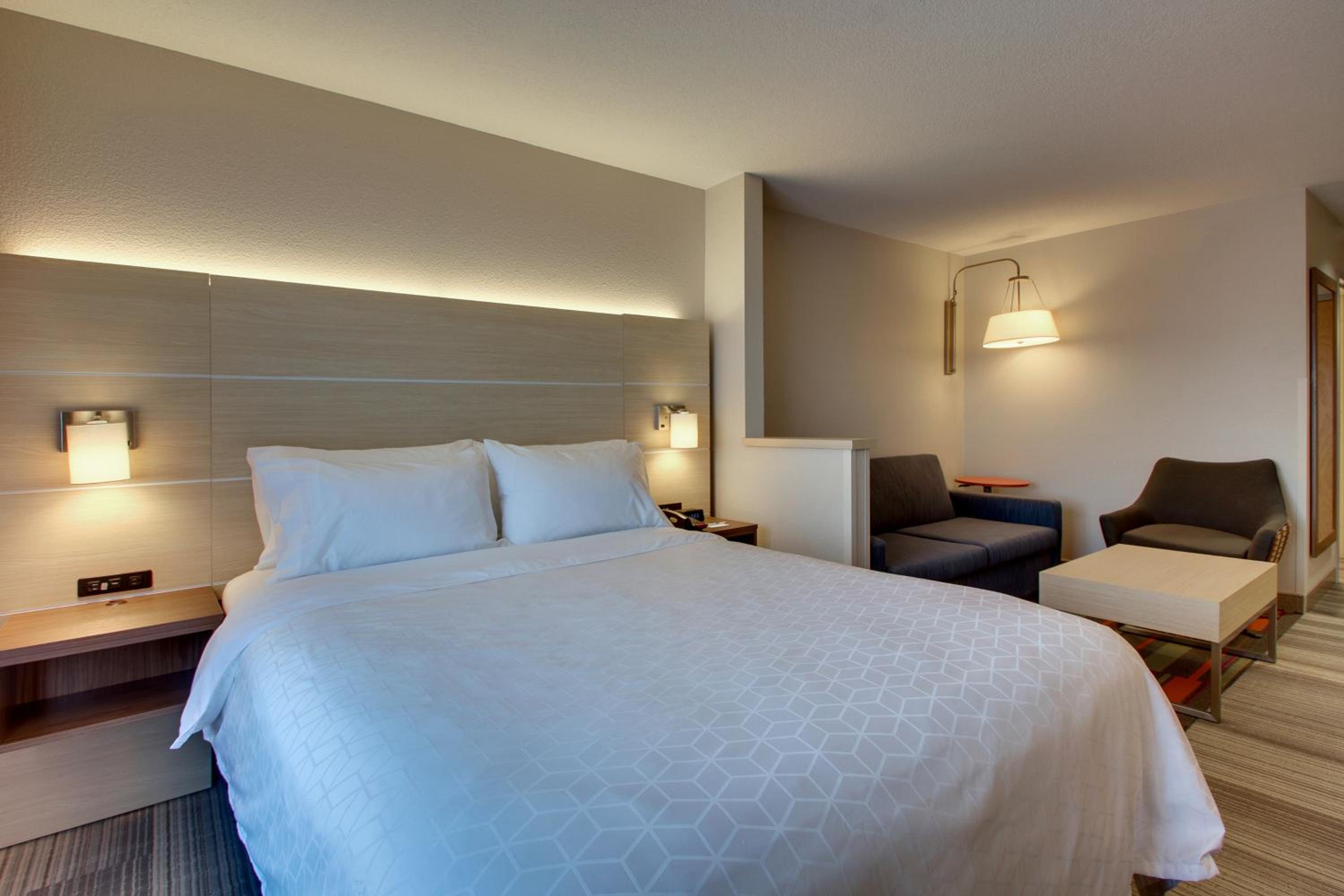 holiday inn express and suites cedar rapids i 380