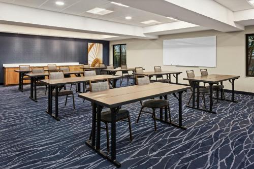 la quinta inn and suites by wyndham cedar rapids