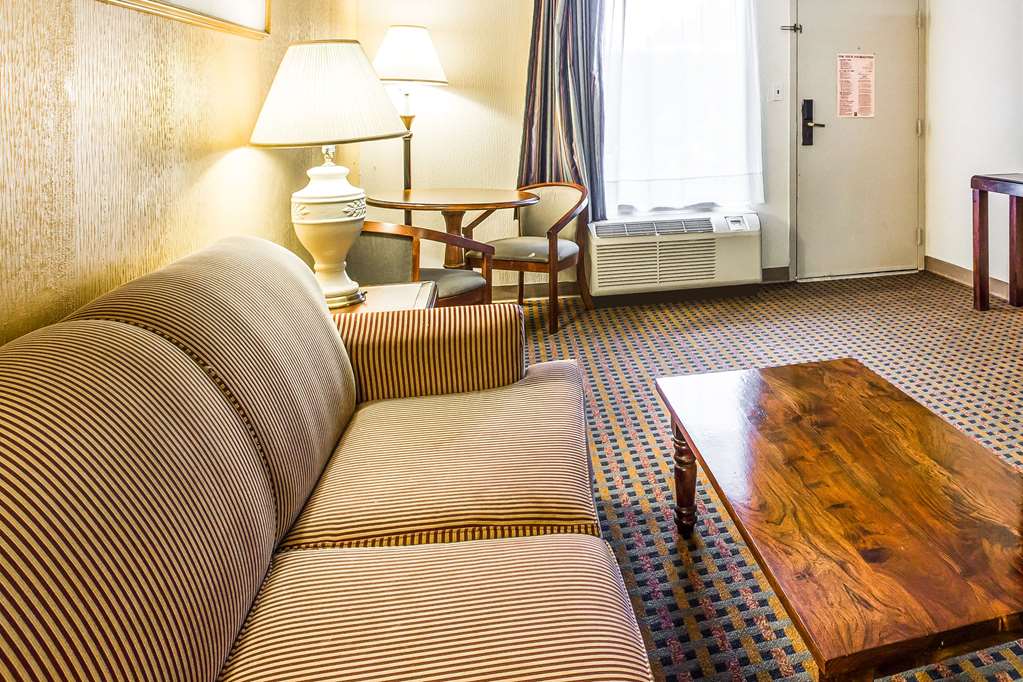 rodeway inn and suites