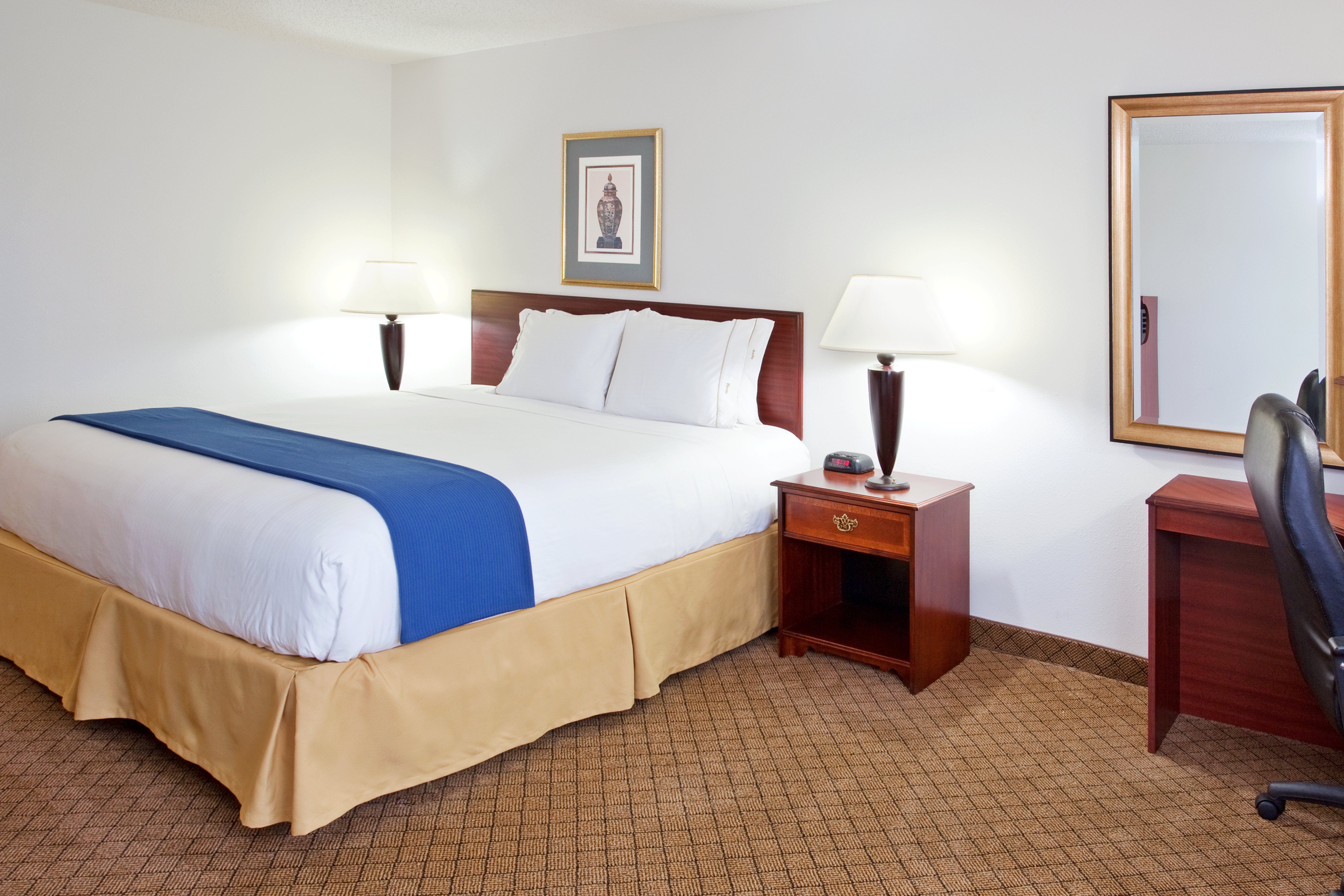 holiday inn express and suites alliance by ihg