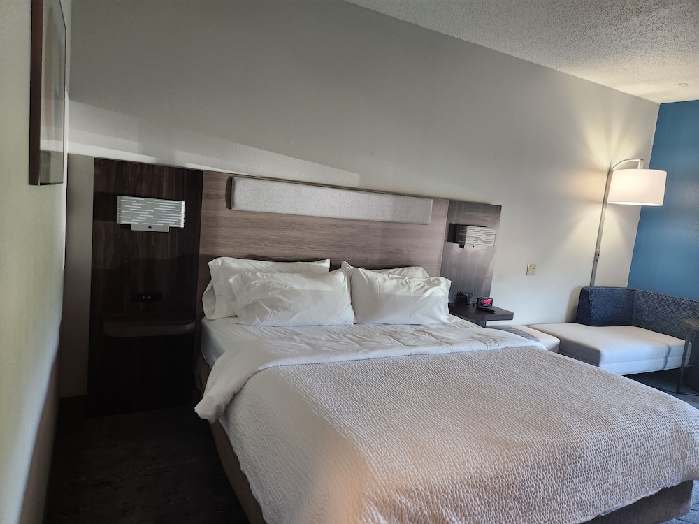 holiday inn express and suites alliance by ihg