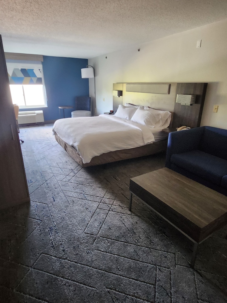 holiday inn express and suites alliance by ihg