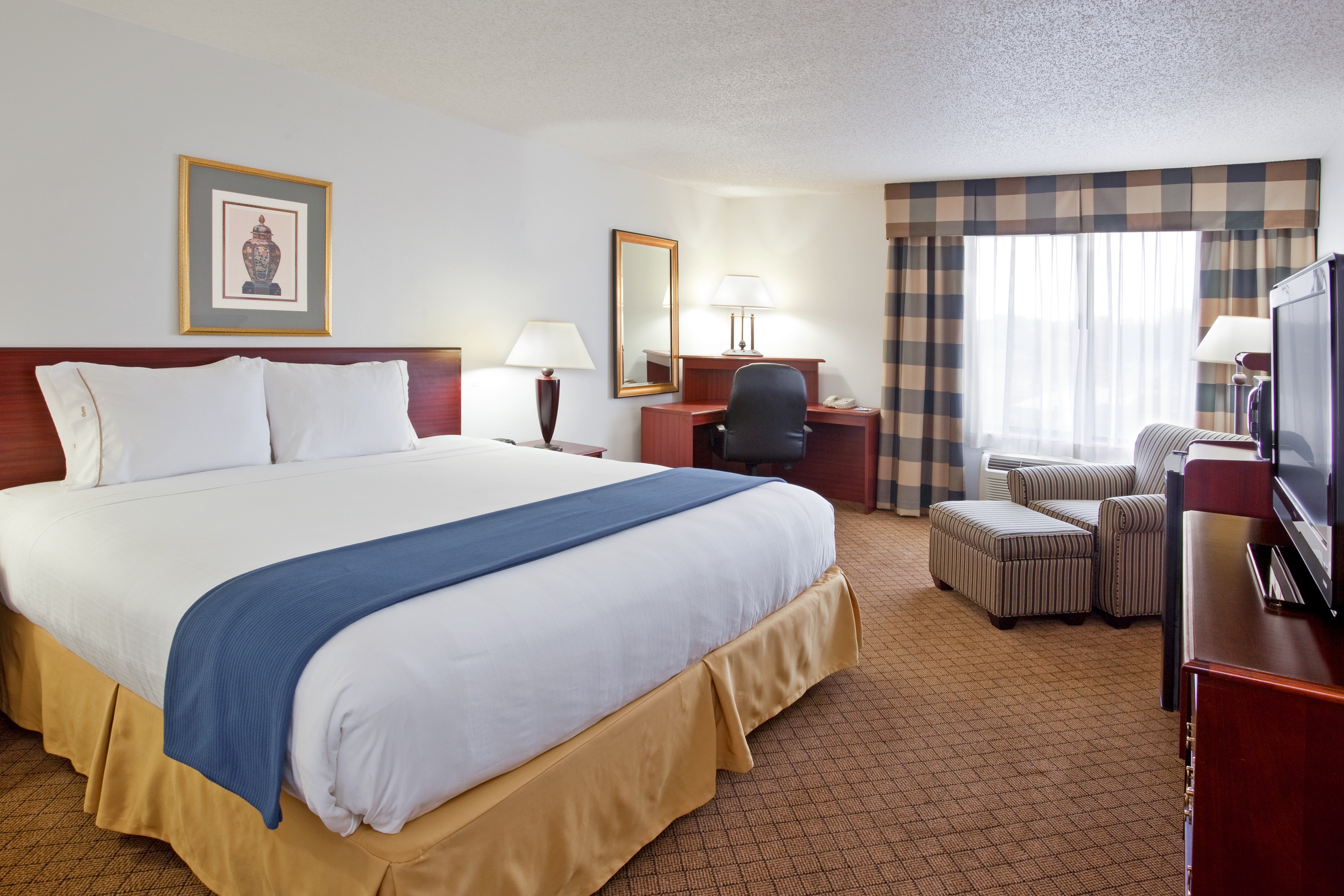 holiday inn express and suites alliance by ihg