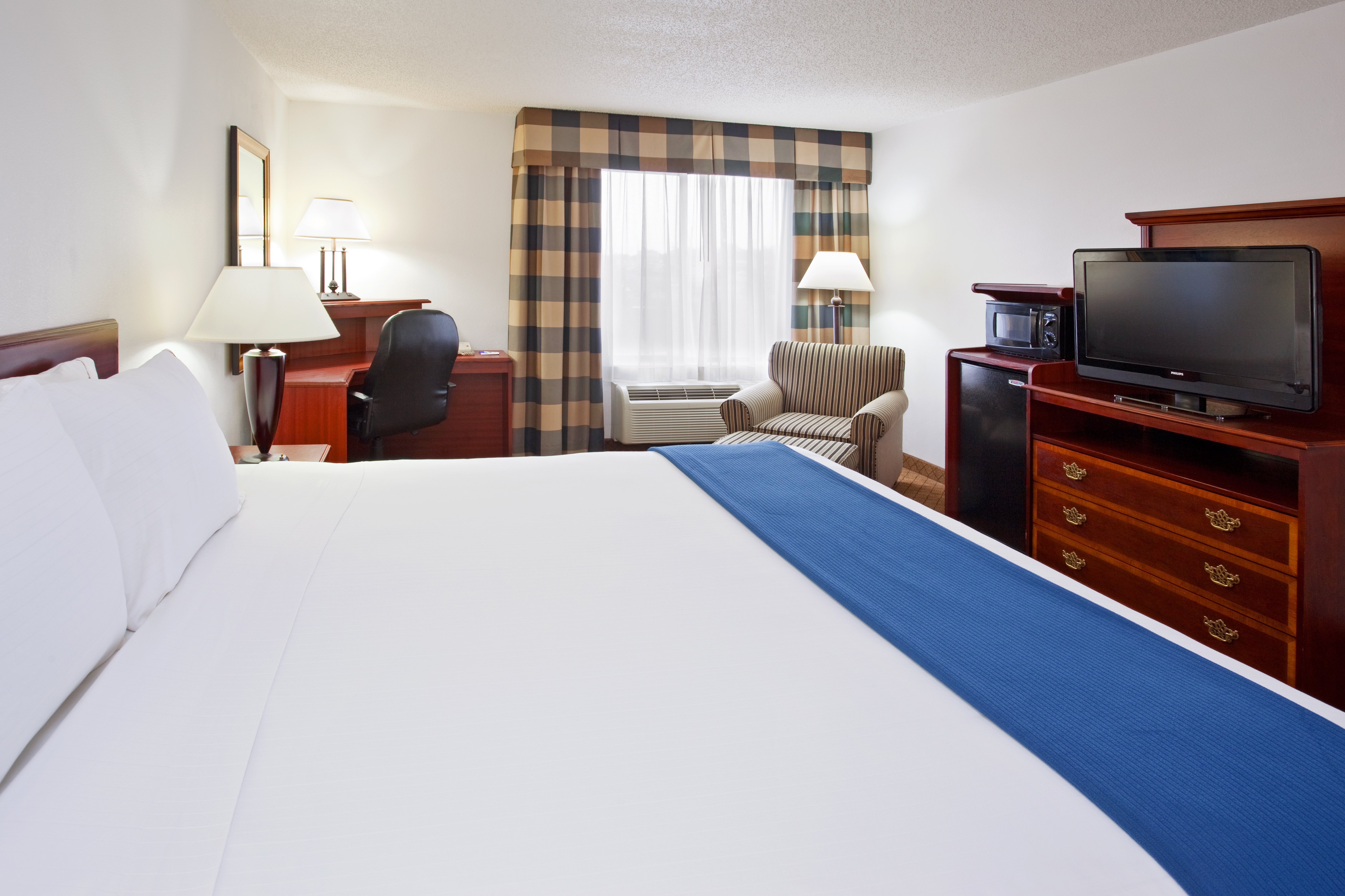 holiday inn express and suites alliance by ihg