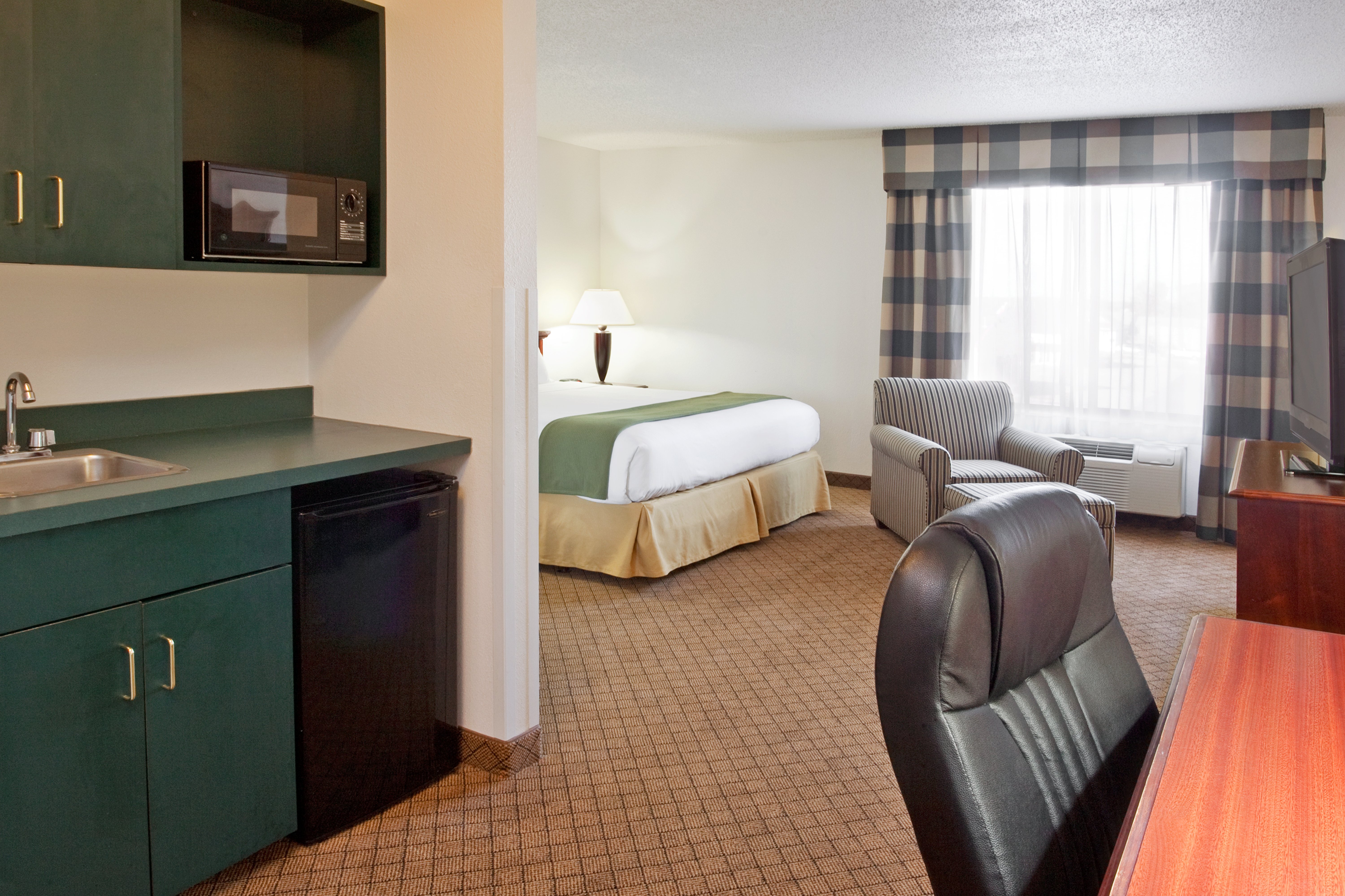holiday inn express and suites alliance by ihg