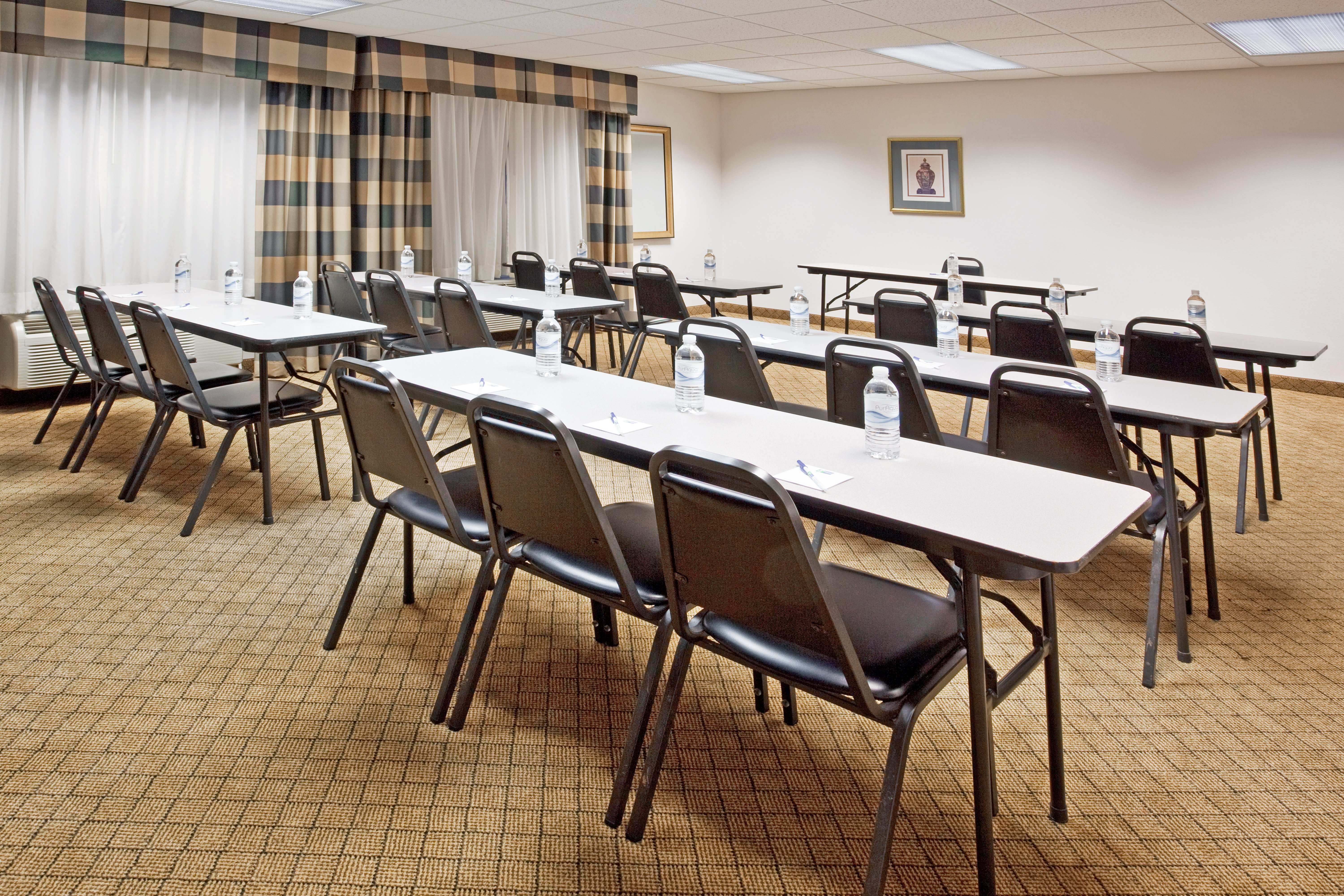 holiday inn express and suites alliance by ihg