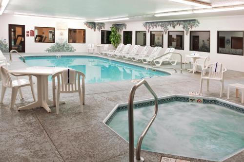 holiday inn express and suites alliance by ihg