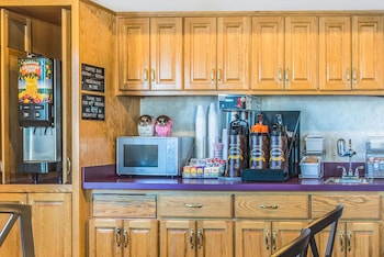 Super 8 By Wyndham West Middlesex/Sharon Area,Hermitage>>Clark,2 star