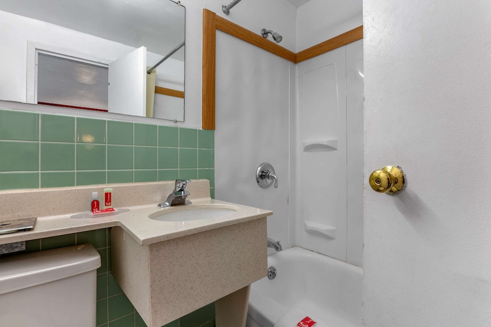econo lodge lee great barrington