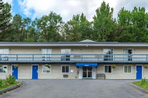 Econo Lodge Lee - Great Barrington,Pittsfield>>Lee,2 star