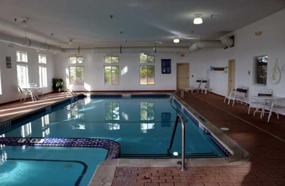 Pellston Lodge,Levering>>Bay Harbor,3 star