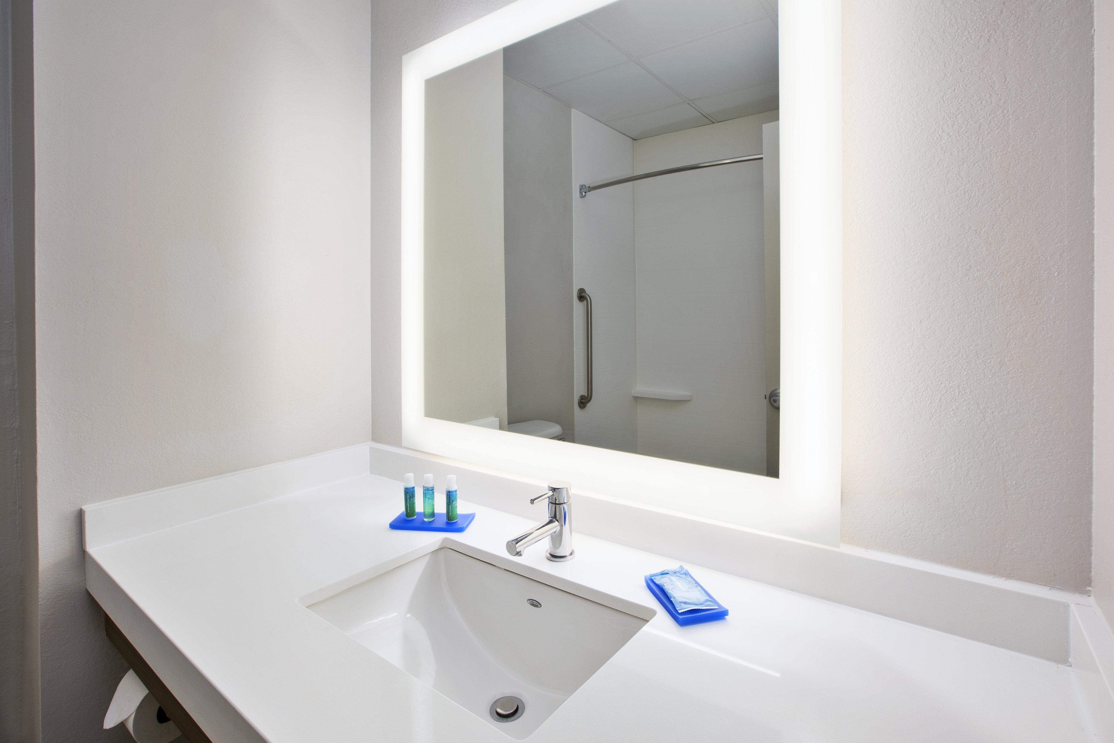 holiday inn express and suites manchester by ihg