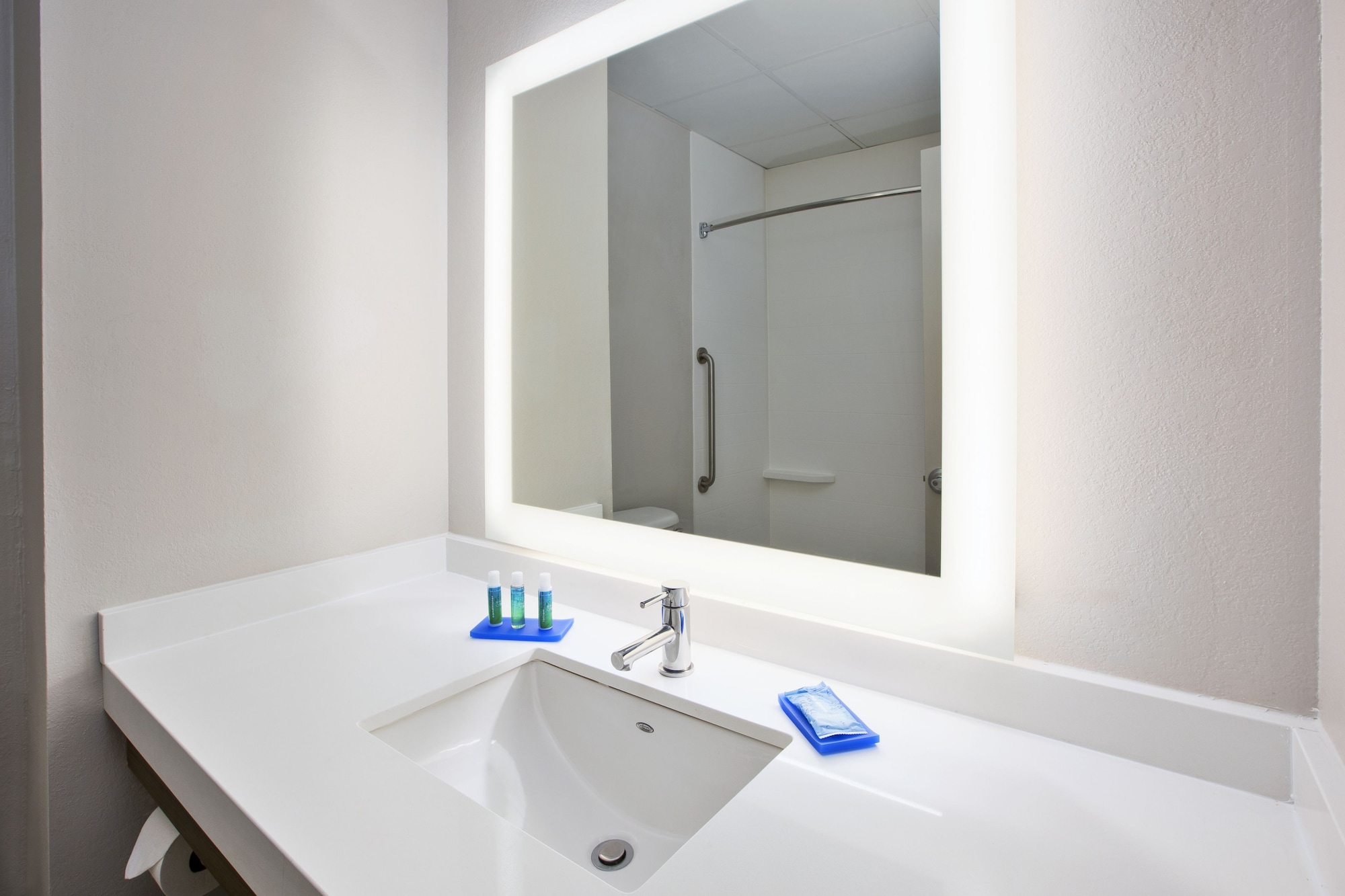 holiday inn express and suites manchester by ihg