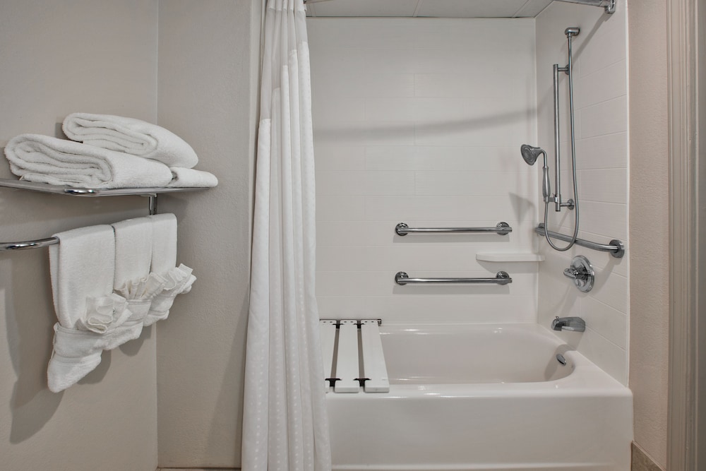 holiday inn express and suites manchester by ihg