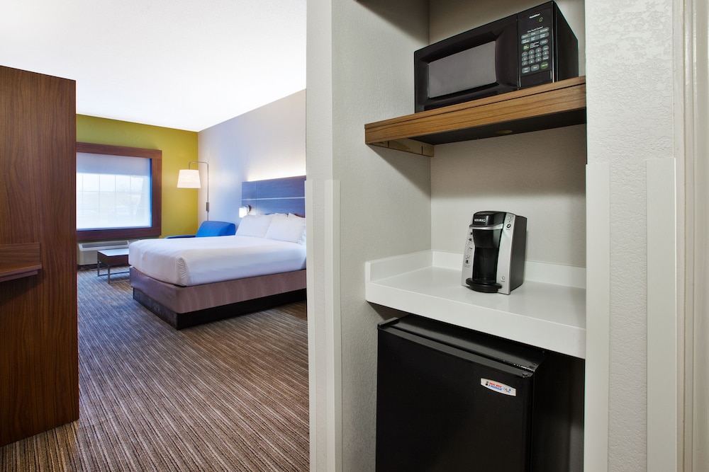 holiday inn express and suites manchester by ihg