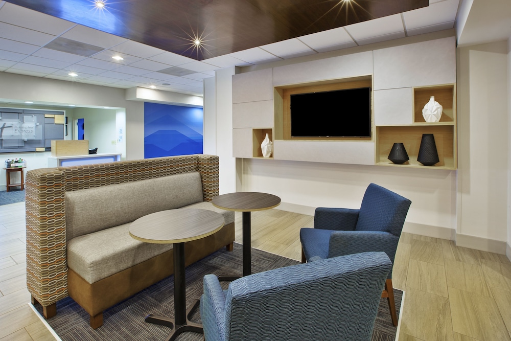 holiday inn express and suites manchester by ihg