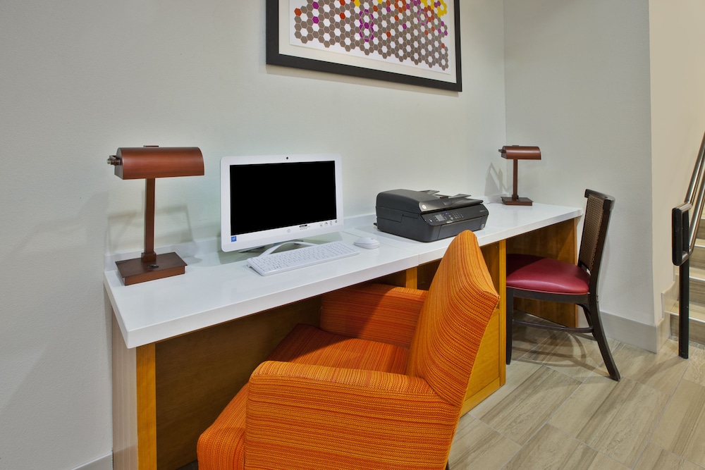 holiday inn express and suites manchester by ihg