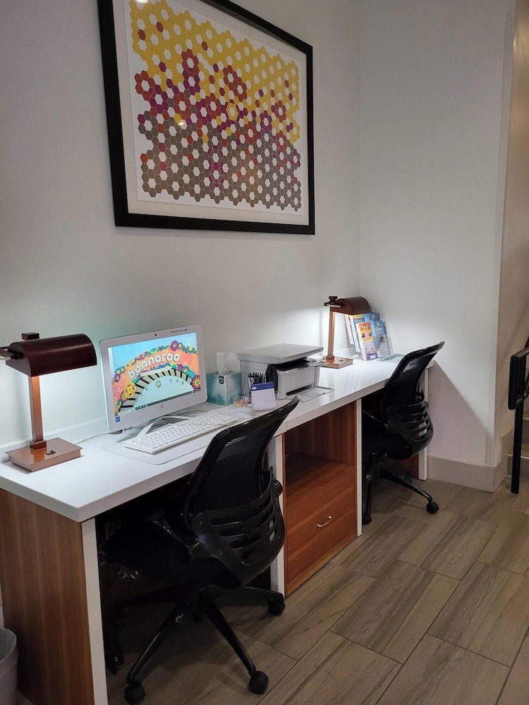 holiday inn express and suites manchester by ihg