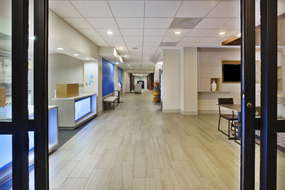 holiday inn express and suites manchester by ihg