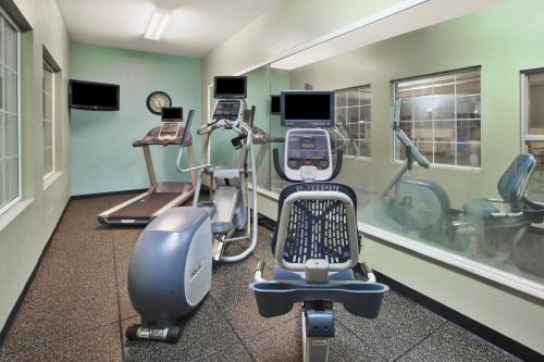 holiday inn express and suites manchester by ihg
