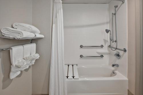 holiday inn express and suites manchester by ihg