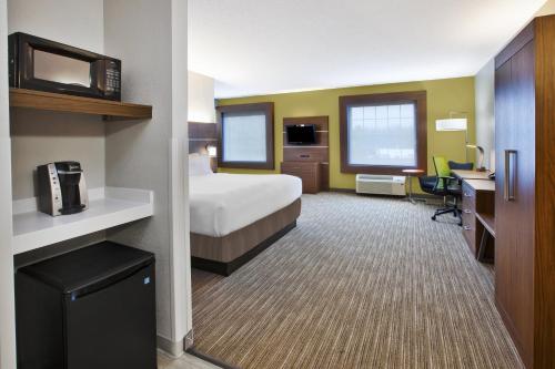 holiday inn express and suites manchester by ihg