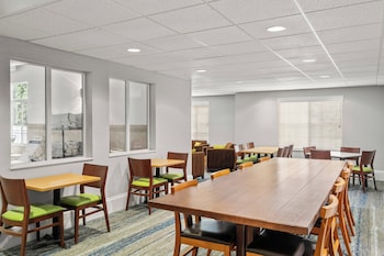 holiday inn express and suites new buffalo by ihg