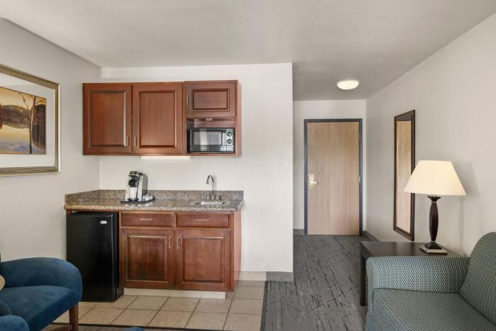holiday inn express and suites new buffalo by ihg