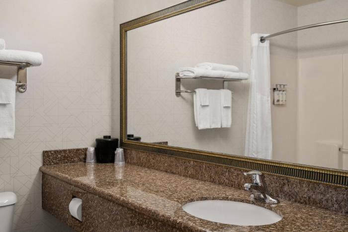 holiday inn express and suites new buffalo by ihg