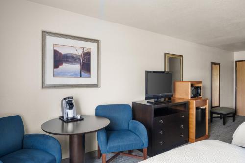 holiday inn express and suites new buffalo by ihg