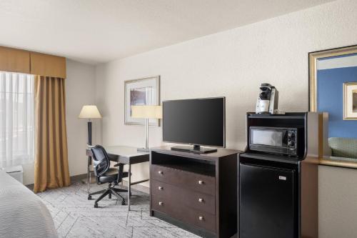 holiday inn express and suites new buffalo by ihg
