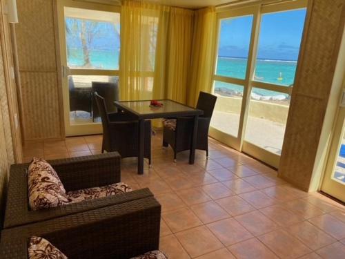 the rarotongan beach resort and lagoonarium