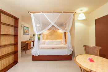 the rarotongan beach resort and lagoonarium