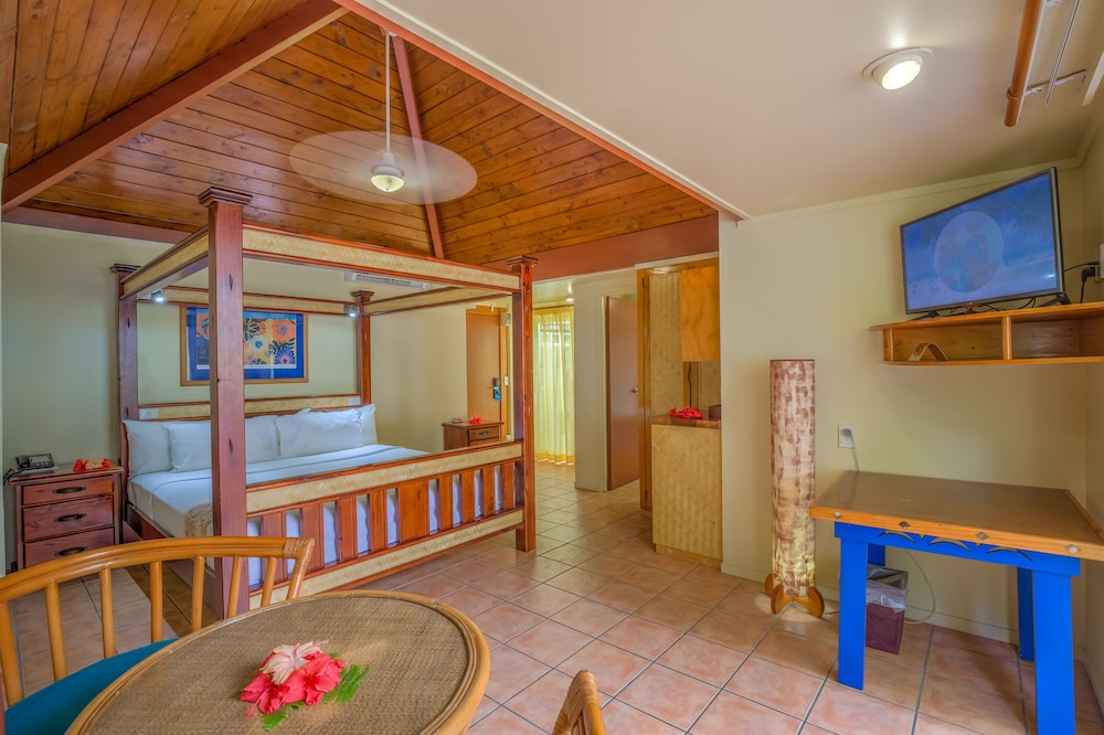 the rarotongan beach resort and lagoonarium