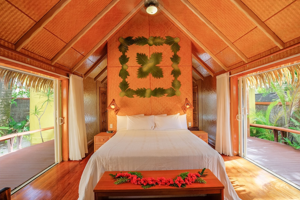 the rarotongan beach resort and lagoonarium